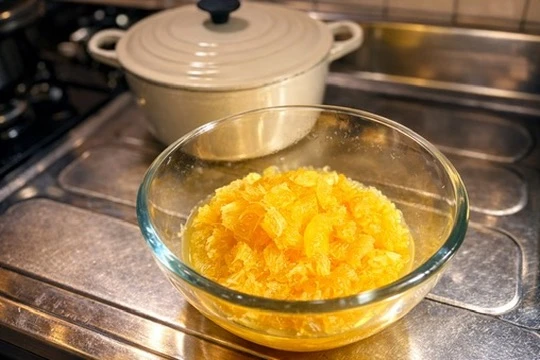 鍋のそばで八朔の果肉をほぐした様子。手作りジャムの下ごしらえ風景