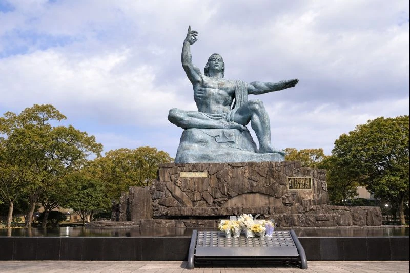 長崎の平和祈念像。空に向かって腕を伸ばす姿が印象的な像