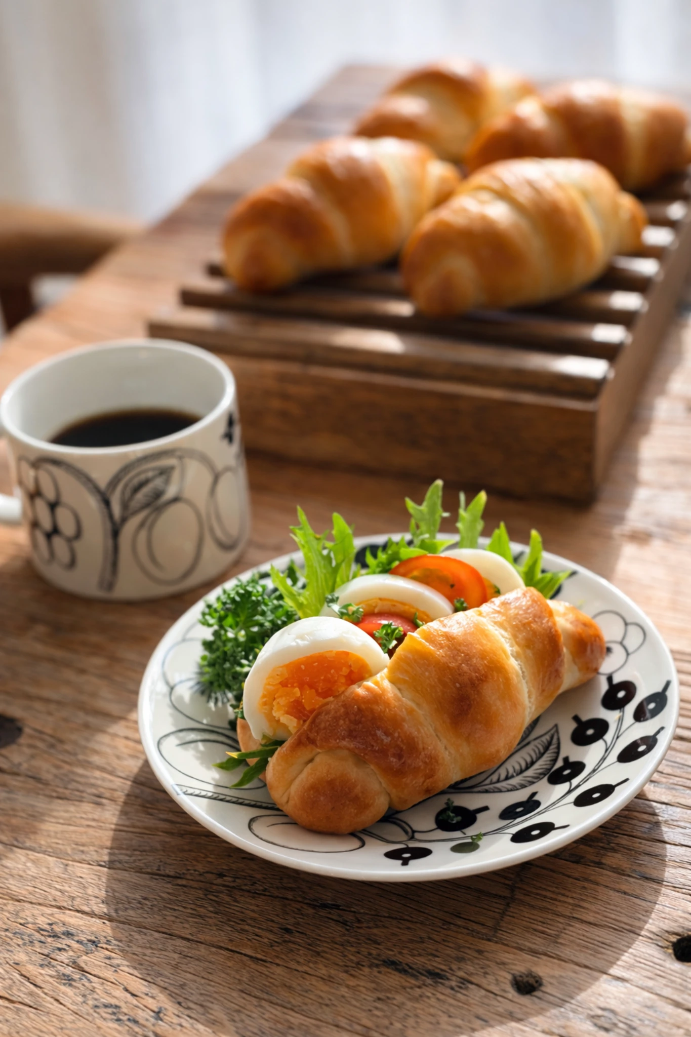 焼きたてロールパンで作ったゆで卵サンド。朝の光が差し込む食卓
