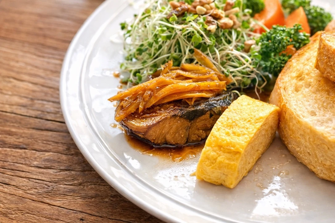 さばの味噌煮とトースト、だし巻き卵を盛り付けた朝ごはんのワンプレート