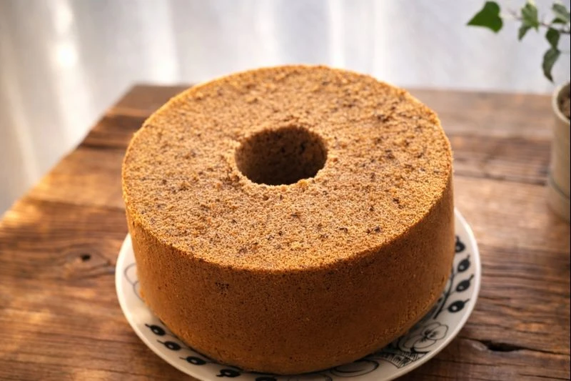 24cmサイズで焼き上げたスパイスシフォンケーキ。堂々とした高さと存在感のある佇まい