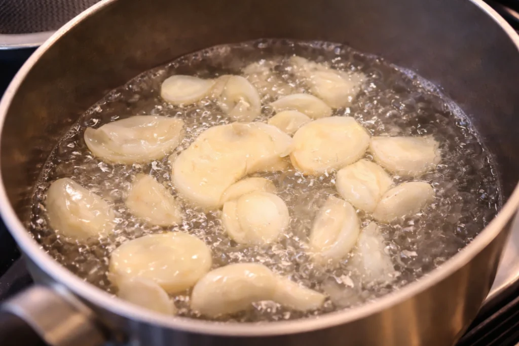茶碗蒸し用の百合根を茹でている様子
