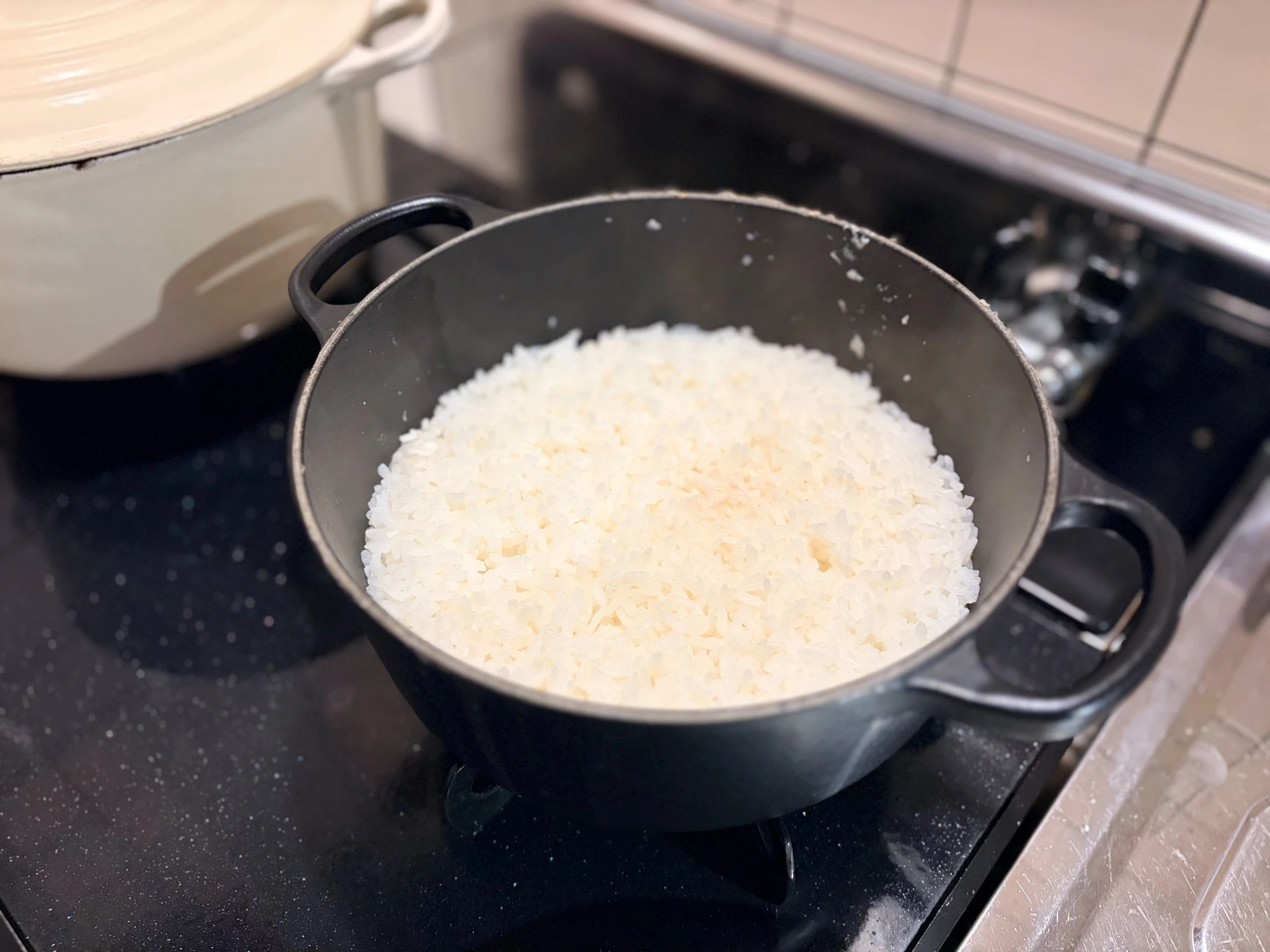 ル・クルーゼの鍋で炊いている白いごはん。静かな朝の台所の様子