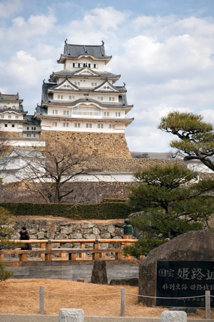 冬空の下にそびえる姫路城。白い城壁と石垣の美しい佇まい