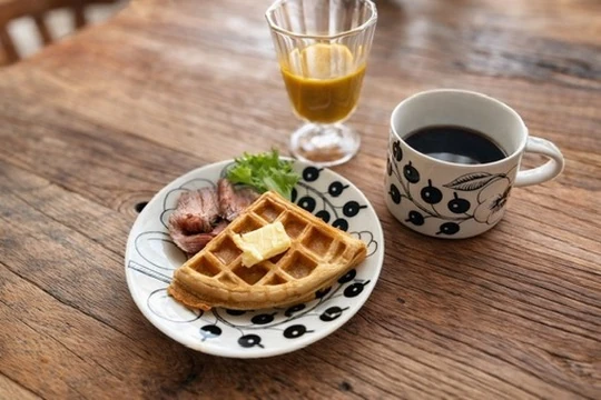 全粒粉ワッフルとコーヒーの朝食プレート