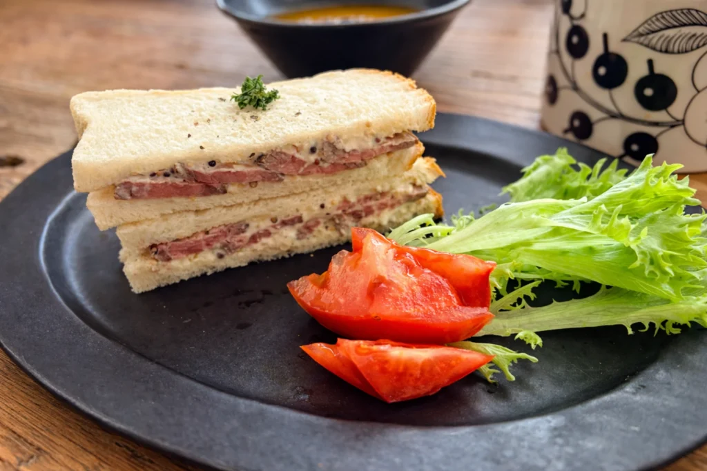 ローストビーフサンドイッチとトマトとサラダのプレート