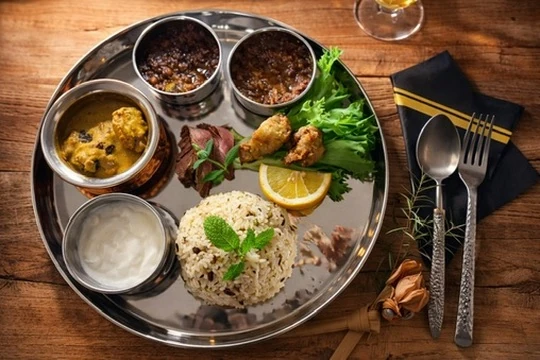 スパイス料理の盛り合わせプレートと緑豆の炊き込みライス