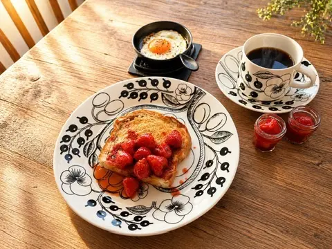 パラディッシのお皿にイチゴソーストーストとコーヒー