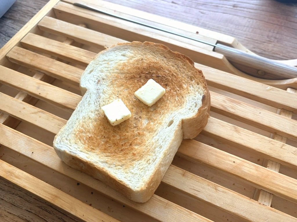 木製のトレーの上に置かれた手作りパンのバタートースト