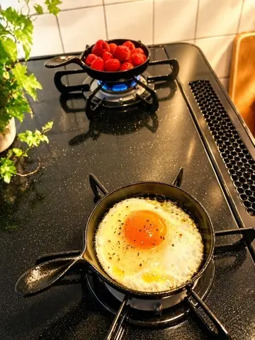 南部鉄器のミニフライパンで作る目玉焼きとラズベリー