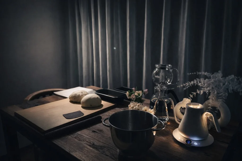 パン生地の成形前の様子と、ボウルやサイフォンが並ぶ夜のテーブル
