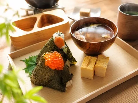 桧の木枠でつくったいくらのおにぎりとお吸い物